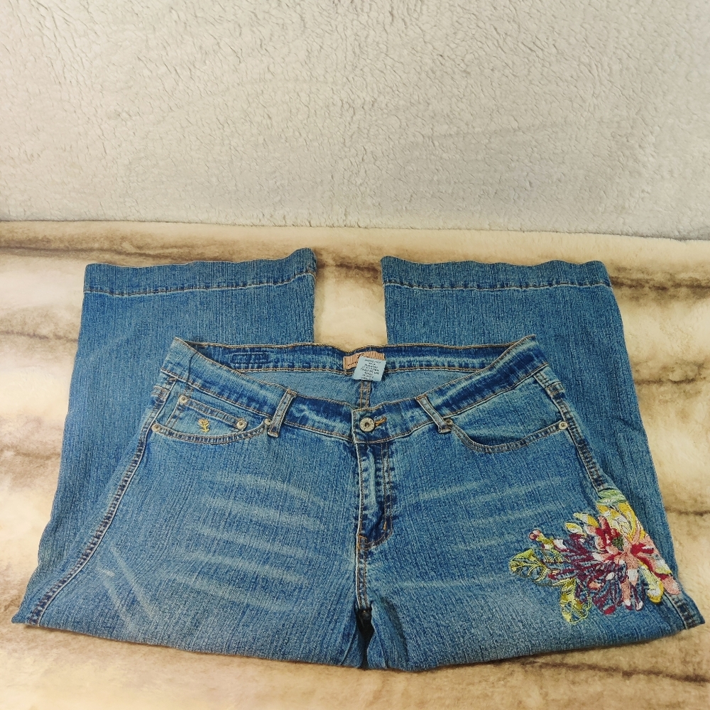 Women's Exocet Capris with Embroidered Designs